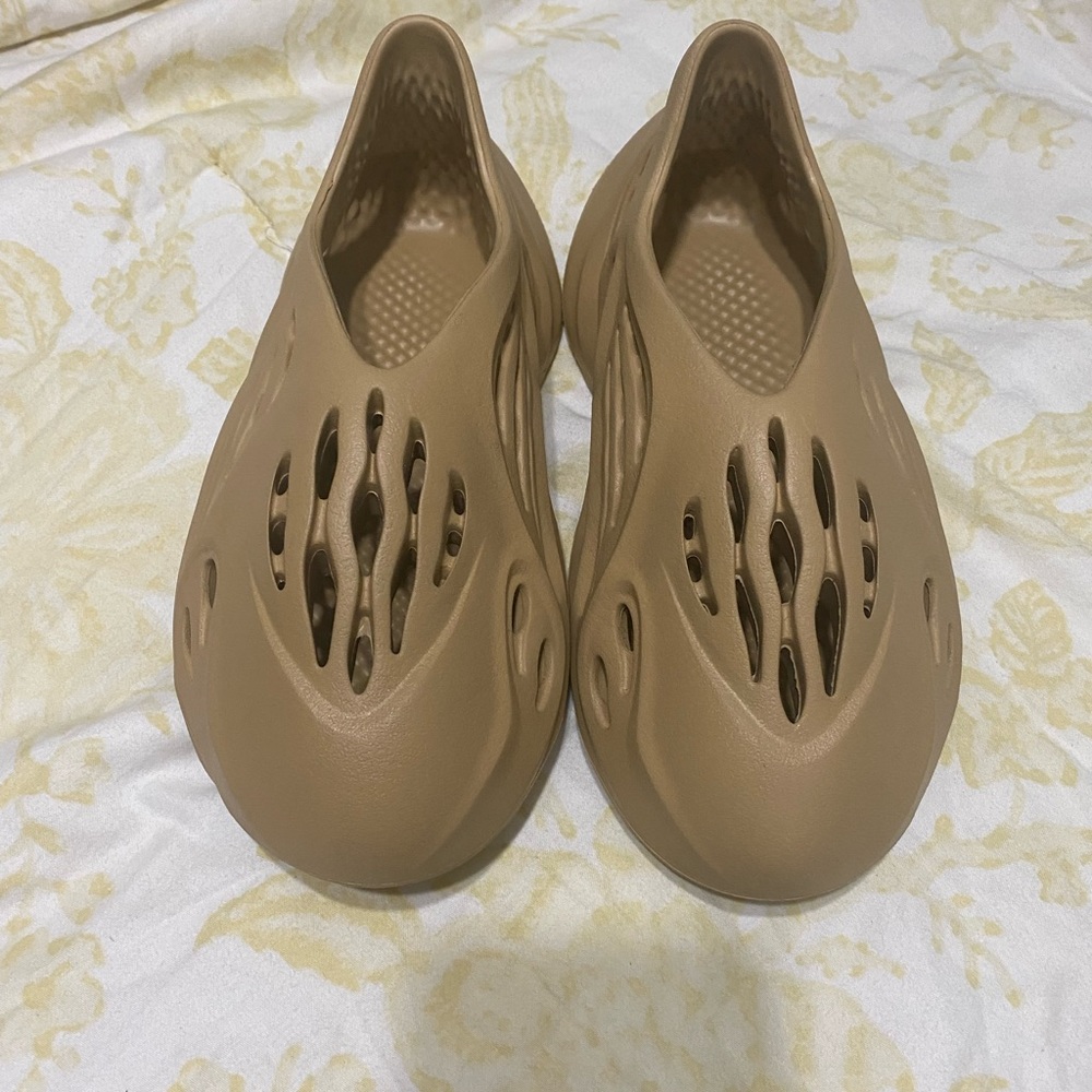 Adidas Yeezy Foam Runner ❤️❤️ Men size 7, women size 8
